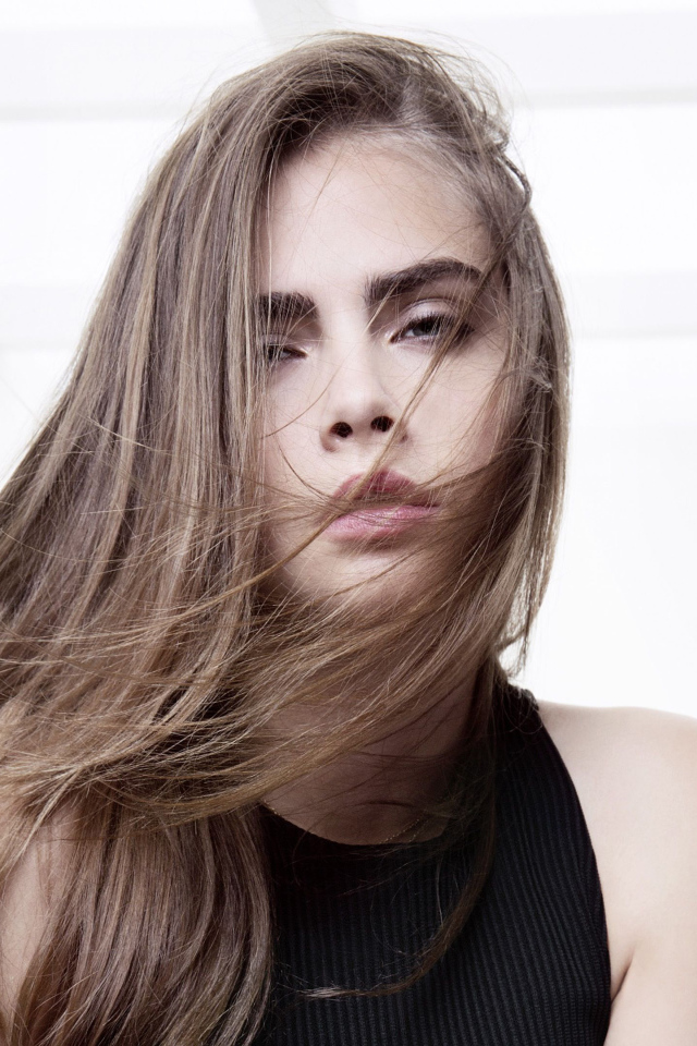 Молодая популярная актриса Кара Делевинь с распущенными волосами