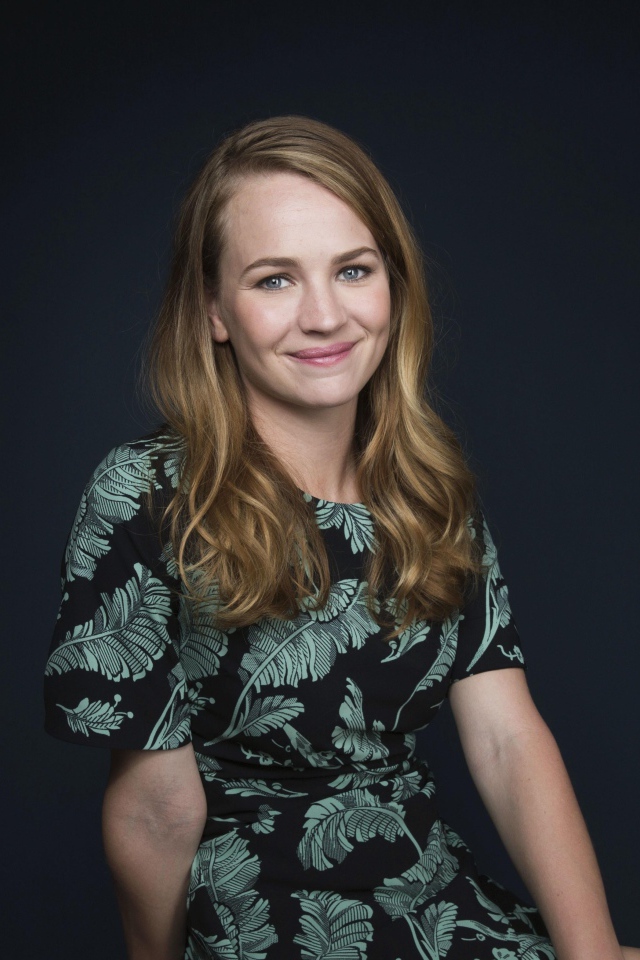 Молодая улыбающаяся актриса Бритт Робертсон