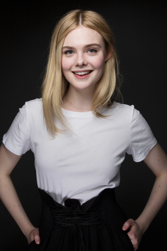 Молодая улыбающаяся девушка, актриса Эль Фэннинг