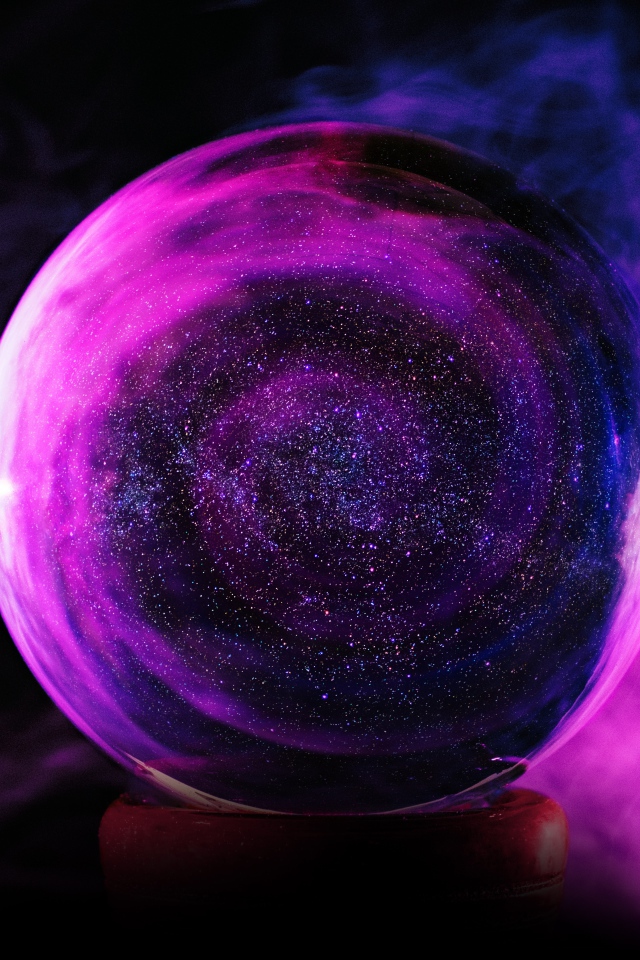 Большой кристальный шар в дыму на черном фоне