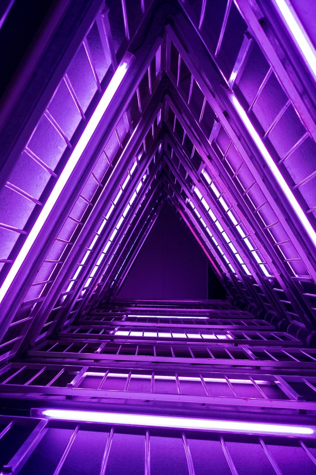 Неоновая подсветка на перилах лестницы