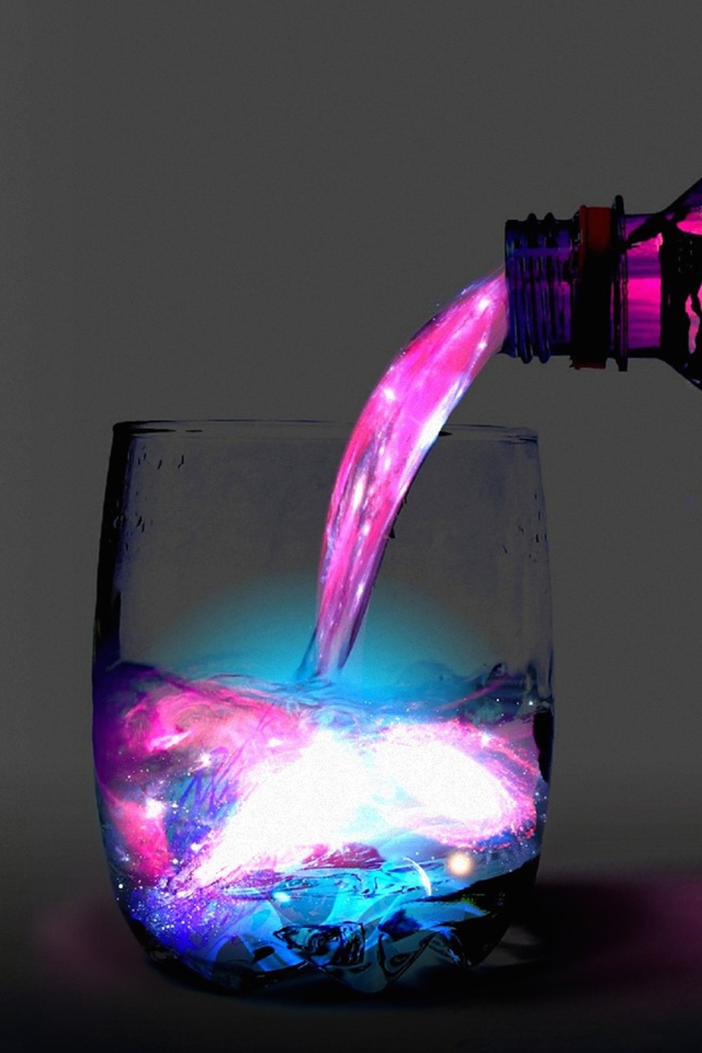 Неоновую воду наливают из бутылки в стакан 