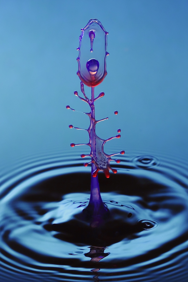 Брызги от капли воды на голубом фоне 3д графика