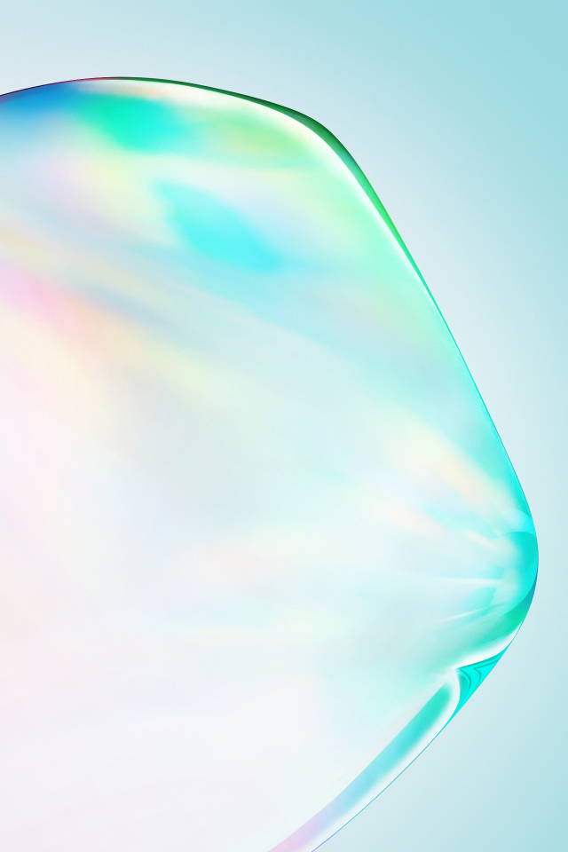 Прозрачный пузырь на голубом фоне 
