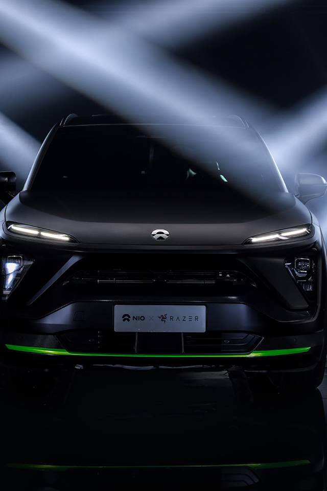 Черный автомобиль NIO ES6 Razer Edition 2019 года в лучах софитов