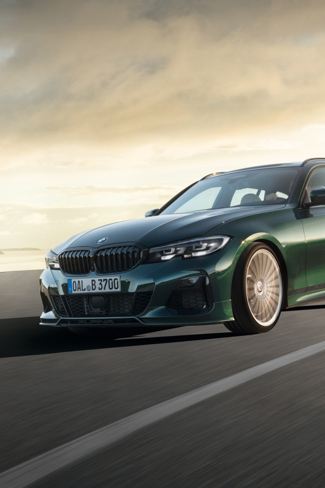 Зеленый автомобиль Alpina B3 Touring 2019 года на дороге