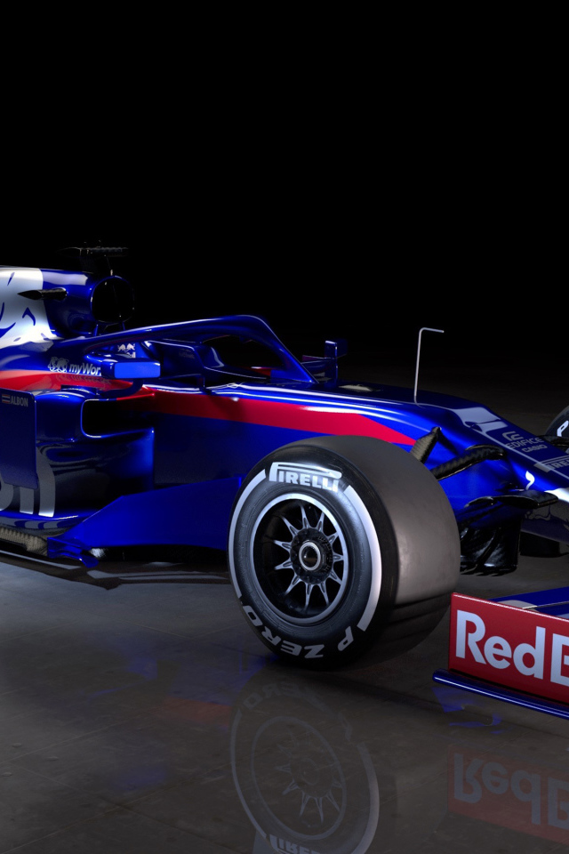 Синий гоночный автомобиль Toro Rosso STR14 2019 года на черном фоне