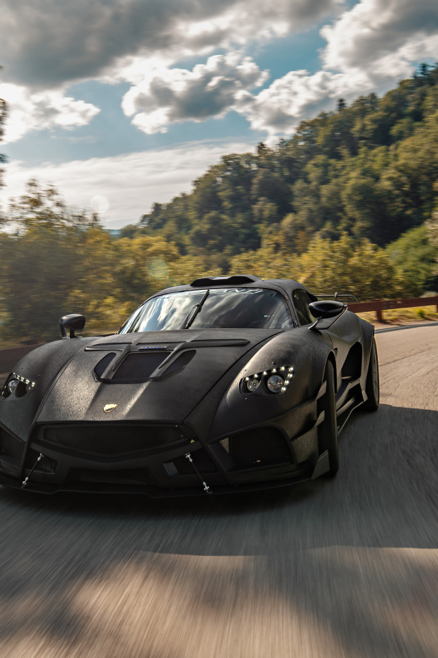 Серый автомобиль Mazzanti Evantra на трассе