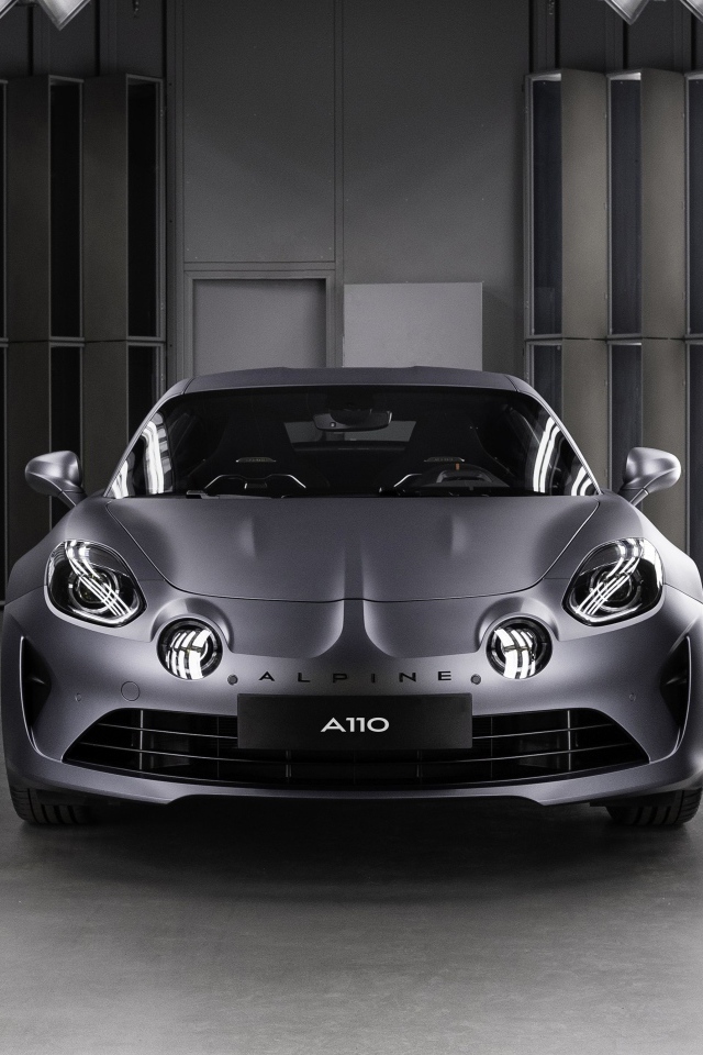 Новый серебристый автомобиль Alpine A110S, 2019 года в гараже