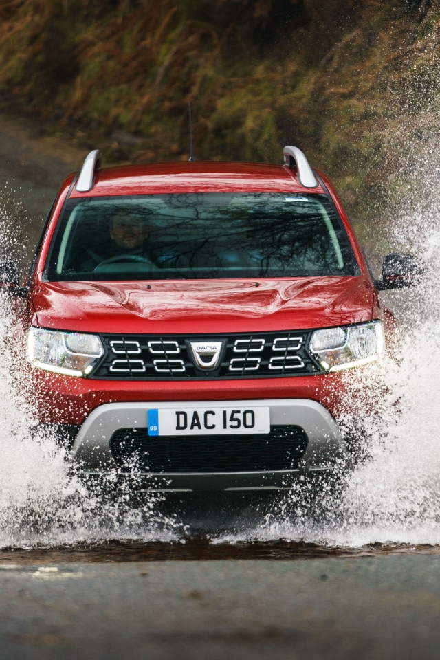 Красный внедорожник Dacia Duster Techroad 2019 года едет по воде