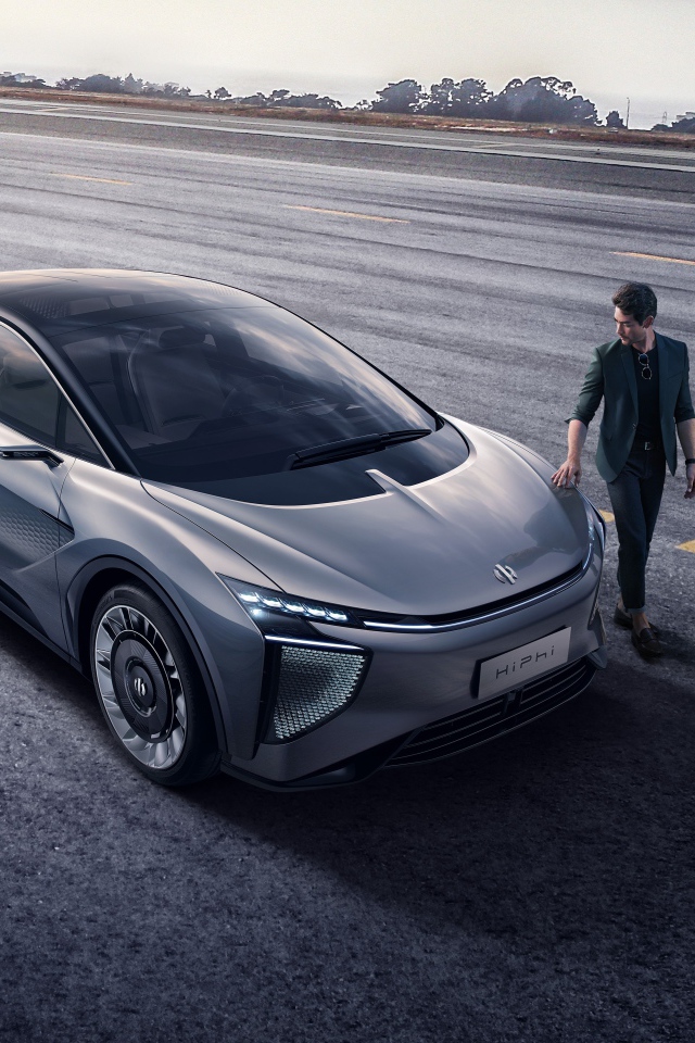 Серебристый автомобиль HiPhi 1 2020 года на дороге