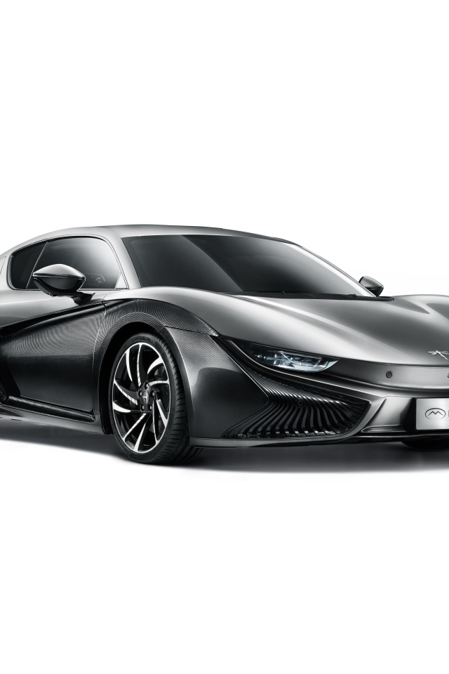 Серебристый электрический автомобиль  Qiantu K50 на белом фоне