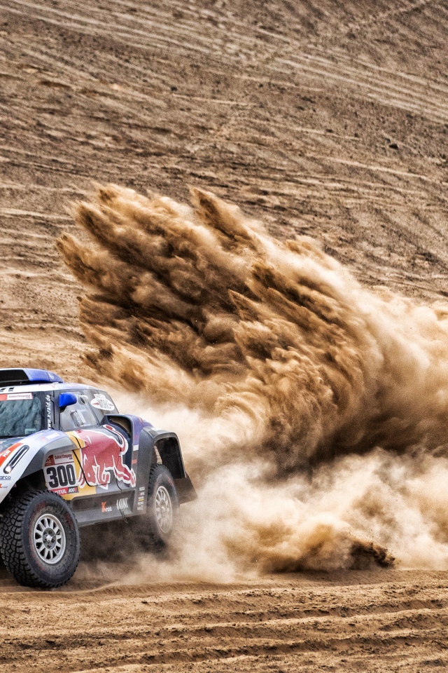 Спортивный автомобиль на песке в пустыне на Ралли