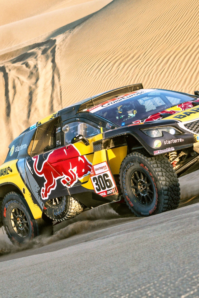 Спортивный автомобиль едет по песку на Ралли