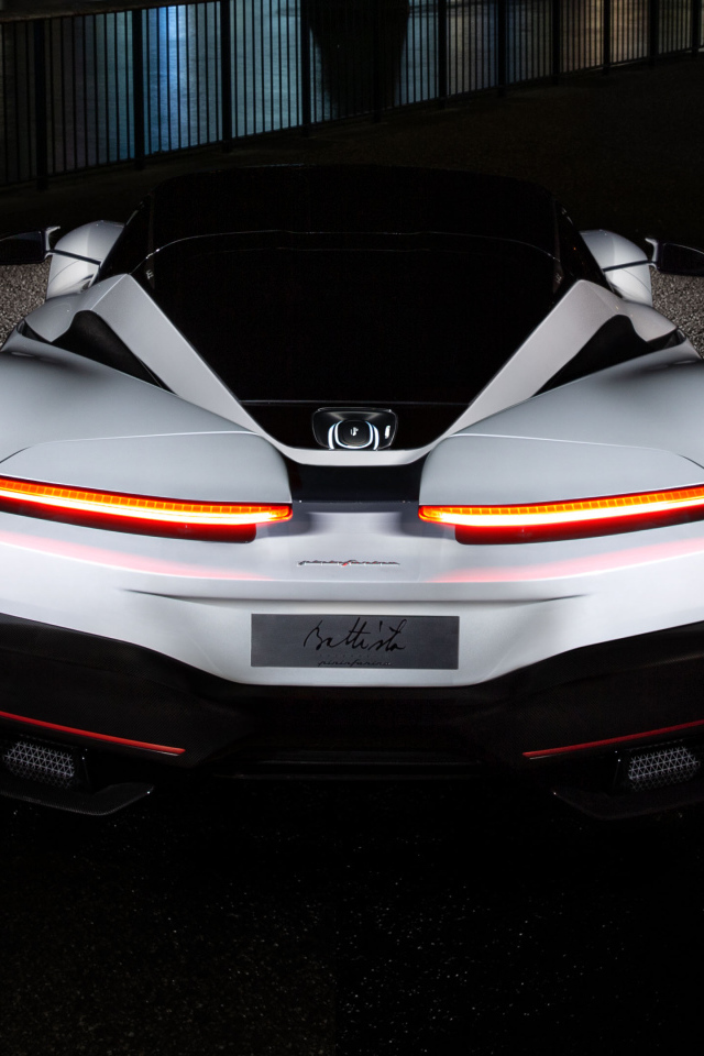 Белый автомобиль Pininfarina Battista 2019 года вид сзади