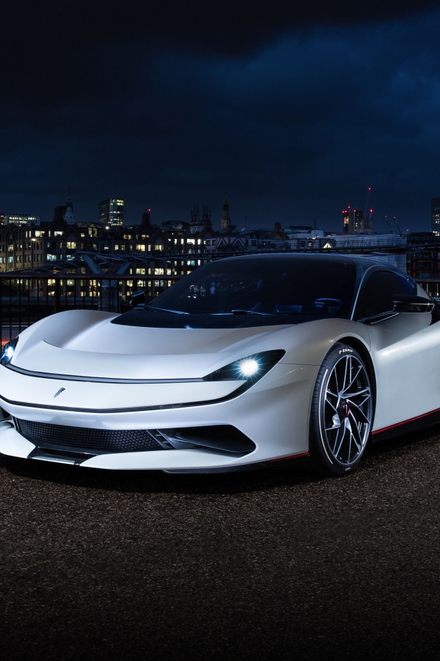 Белый спортивный автомобиль Pininfarina Battista 2019 года