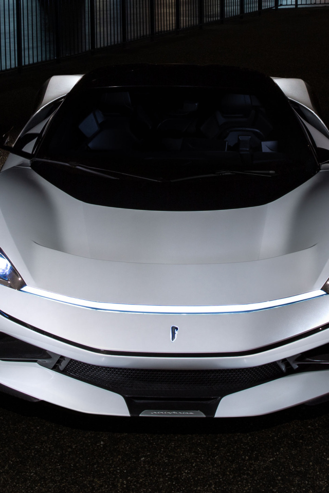 Белый спортивный автомобиль Pininfarina Battista 2019