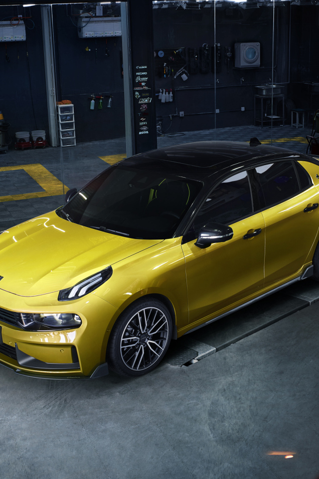Желтый автомобиль Lynk & Co 03+ 2019 года в гараже