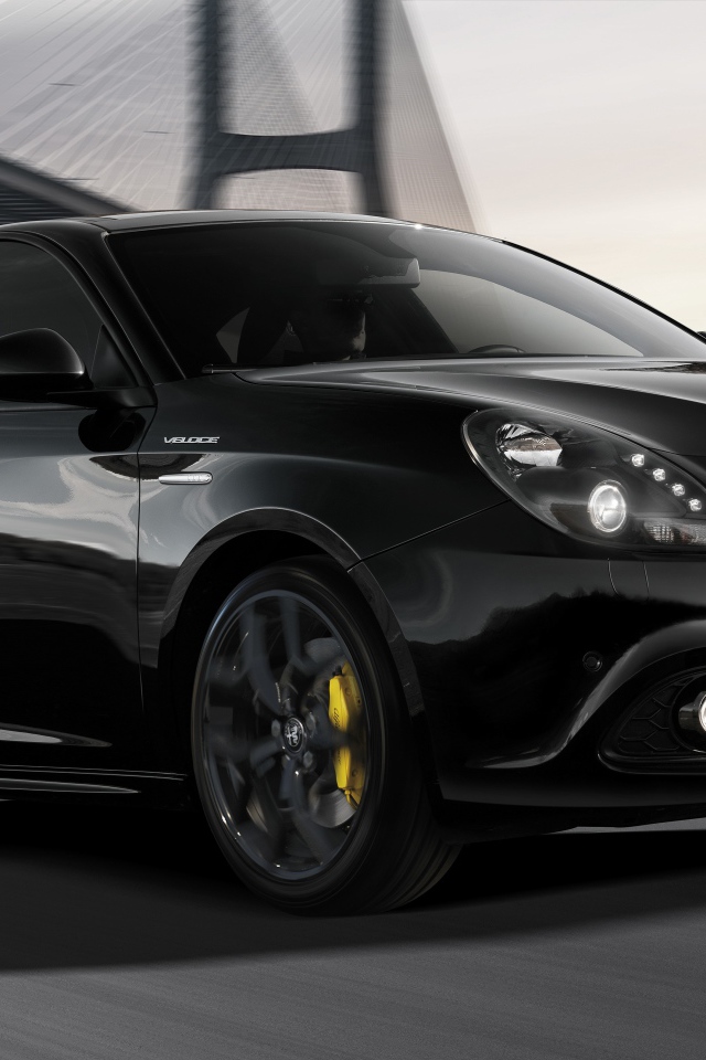 Черный автомобиль Alfa Romeo Giulietta Veloce 2019 года на дороге