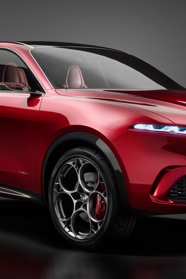 Красный внедорожник Alfa Romeo Tonale Concept, 2019 года на сером фоне