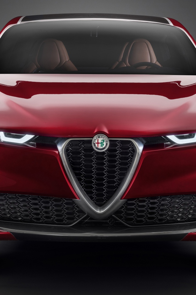 Красный автомобиль Alfa Romeo Tonale Concept,  2019 года вид спереди на сером фоне