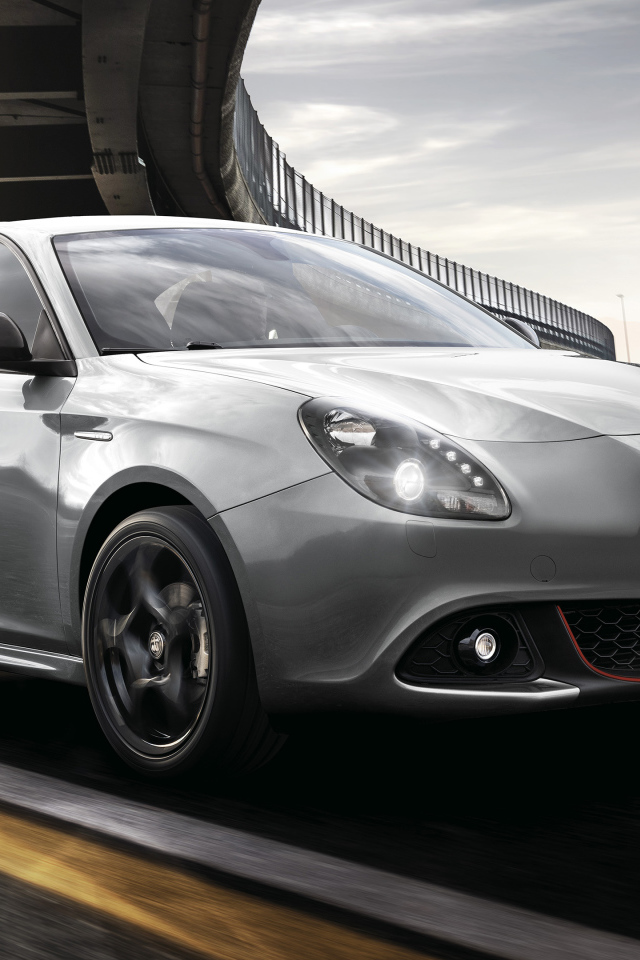 Серебристый автомобиль Alfa Romeo Giulietta Sport 2019 года под мостом