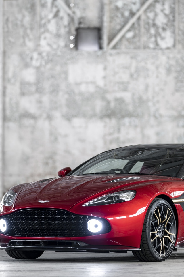 Красный автомобиль Aston Martin Vanquish, 2019 года на фоне серой стены