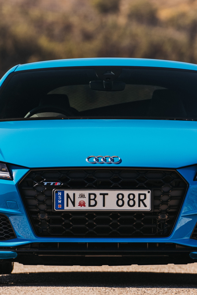 Синий автомобиль Audi TTS Coupe 2019 года вид спереди