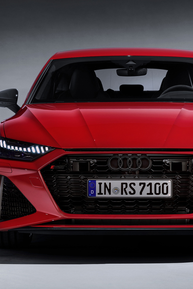Красный автомобиль Audi RS 7 Sportback 2019 года вид спереди