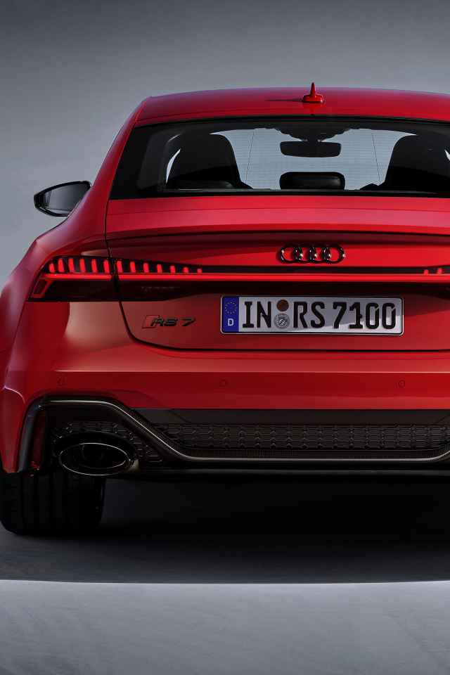 Красный автомобиль Audi RS 7 Sportback 2019 года на сером фоне вид сзади