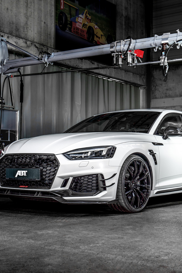 Белый автомобиль Audi RS 5-R Sportback 2019 года в гараже