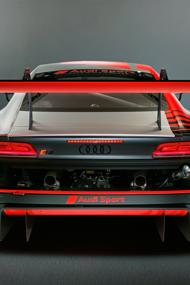 Спортивный автомобиль Audi R8 LMS 2019 года на сером фоне вид сзади