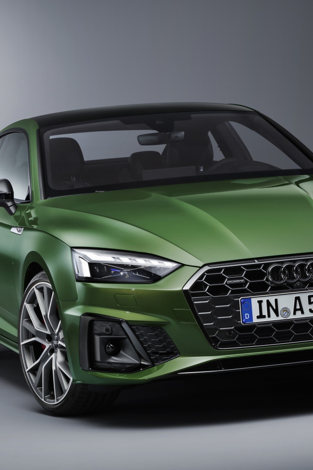 Зеленый автомобиль Audi A5 Coupe 40 TFSI Quattro S Line 2019 года на сером фоне