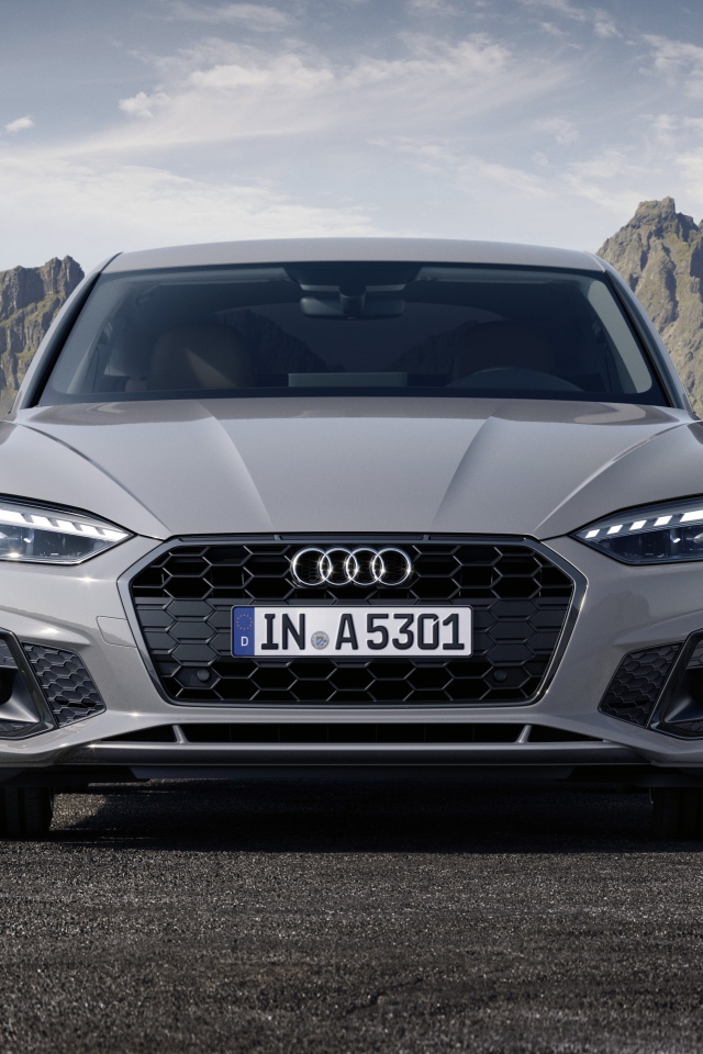 Серебристый Audi A5 Sportback 40 TFSI S Line 2019 года на фоне гор