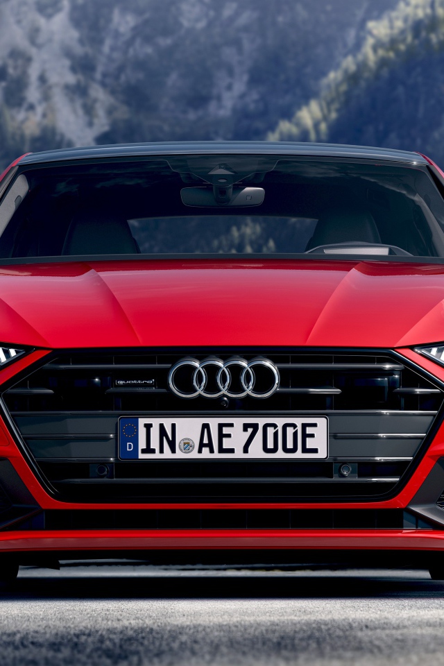 Красный автомобиль Audi A7 Sportback 55 TFSI E Quattro S Line 2019 года на трассе 