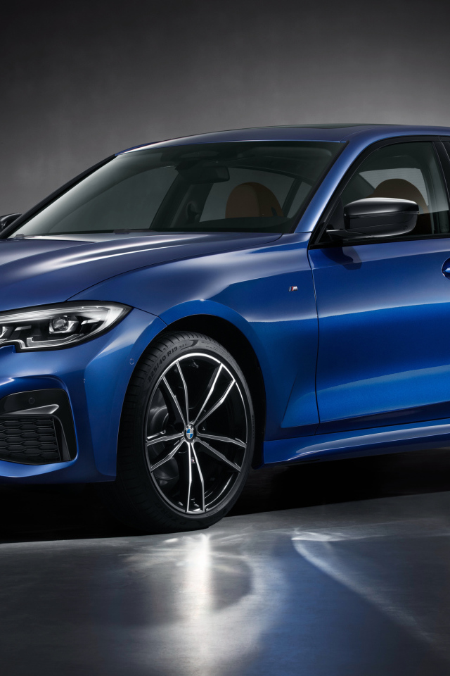 Голубой автомобиль BMW 325Li M Sport 2019 года на сером фоне