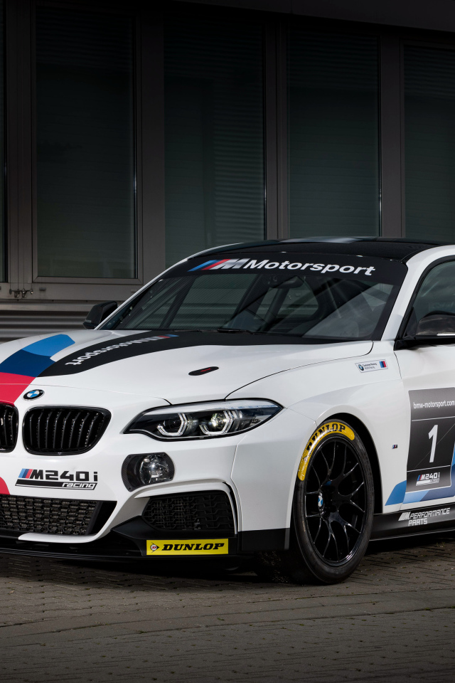 Спортивный автомобиль BMW M240i Racing 2018 года