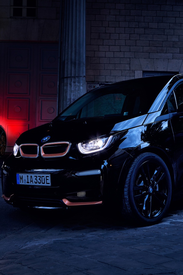 Черный автомобиль BMW I8 2019 года на улице