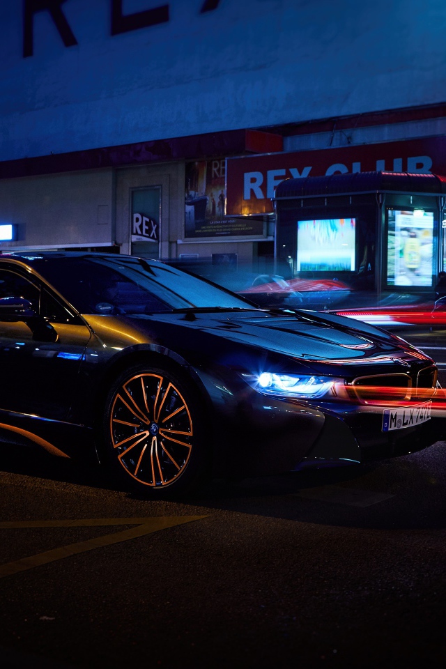Черный стильный автомобиль BMW I8 2019 года на улице города