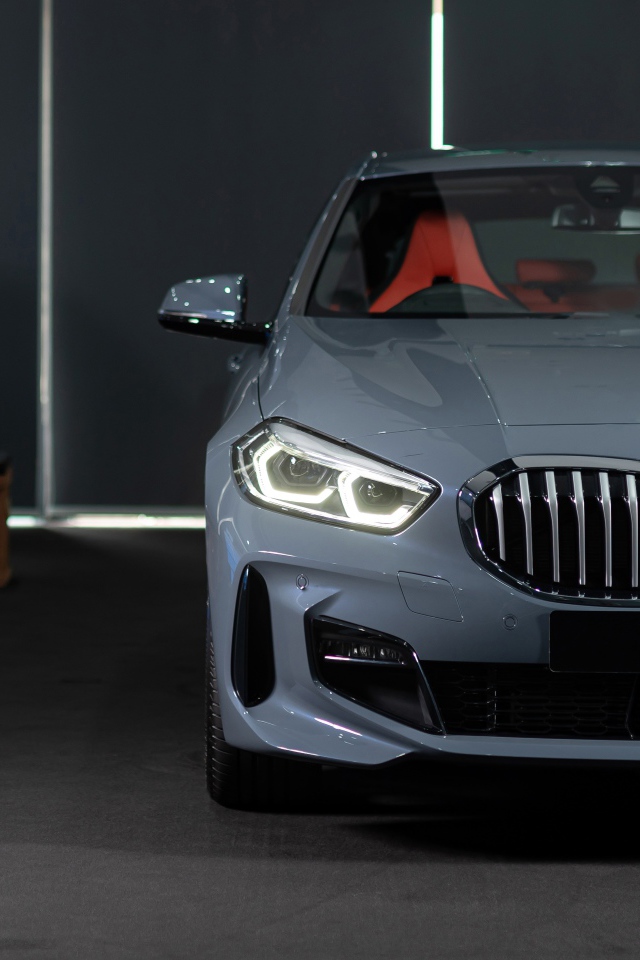 Серый автомобиль BMW 118i M Sport 2019 года в гараже