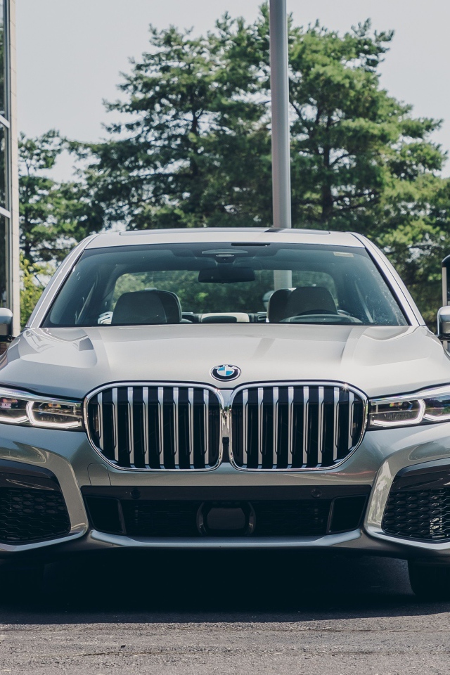 Автомобиль  BMW 745e XDrive M Sport, 2020 года на заправке