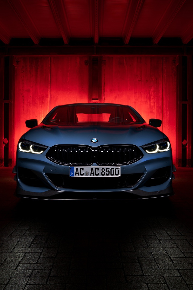 Автомобиль BMW I8  в гараже