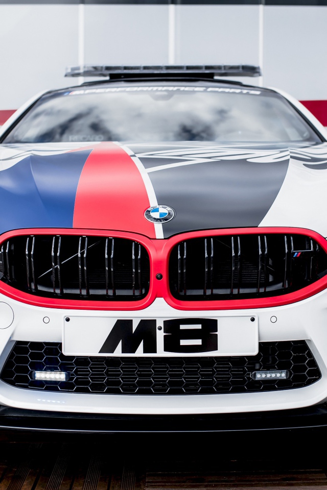 Автомобиль BMW M8, 2019 года вид спереди