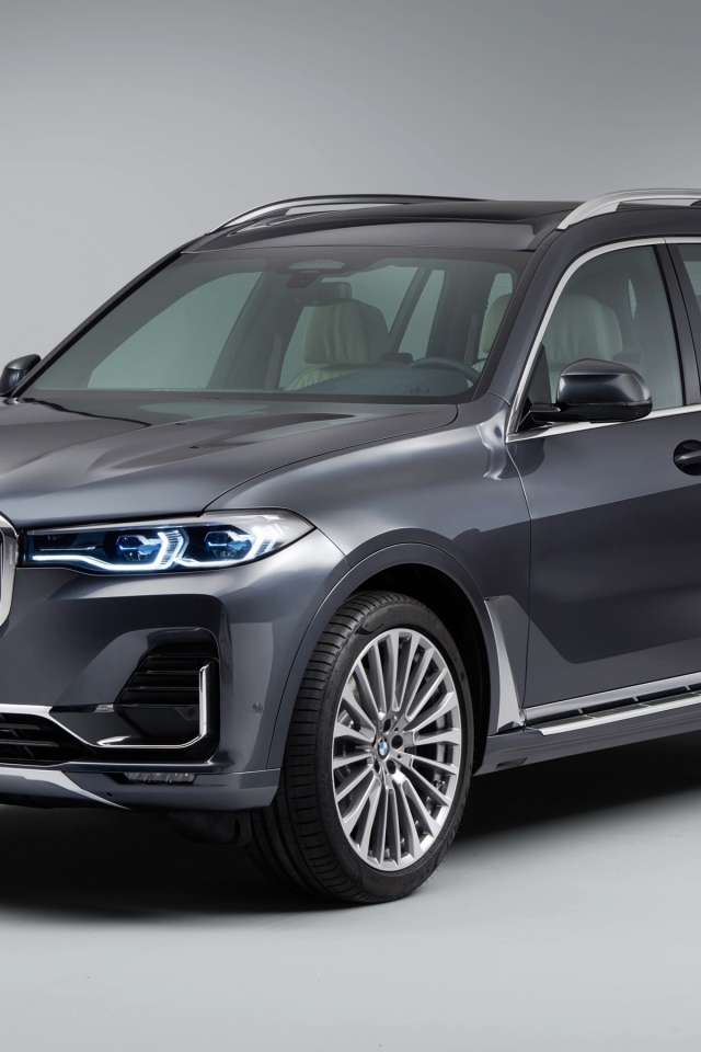 Внедорожник BMW X7, 2018 года на сером фоне