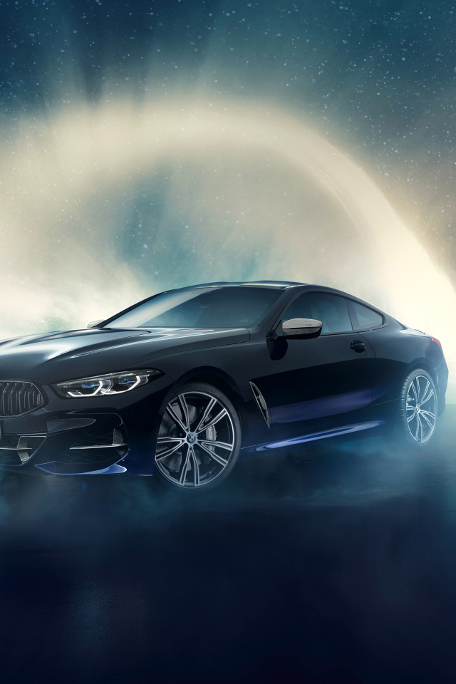 Черный автомобиль BMW M850i, 2019 года на фоне неба