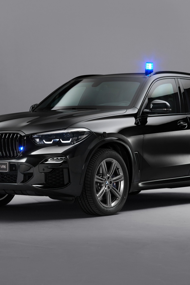 Черный автомобиль BMW X5 Protection VR6 2019 года на сером фоне