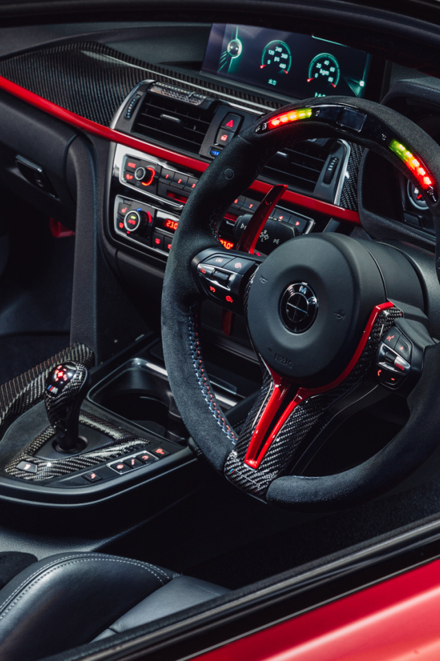 Черный салон красного автомобиля BMW M4 