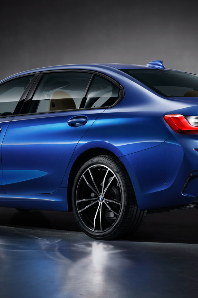 Синий автомобиль BMW 325Li M Sport, вид сзади