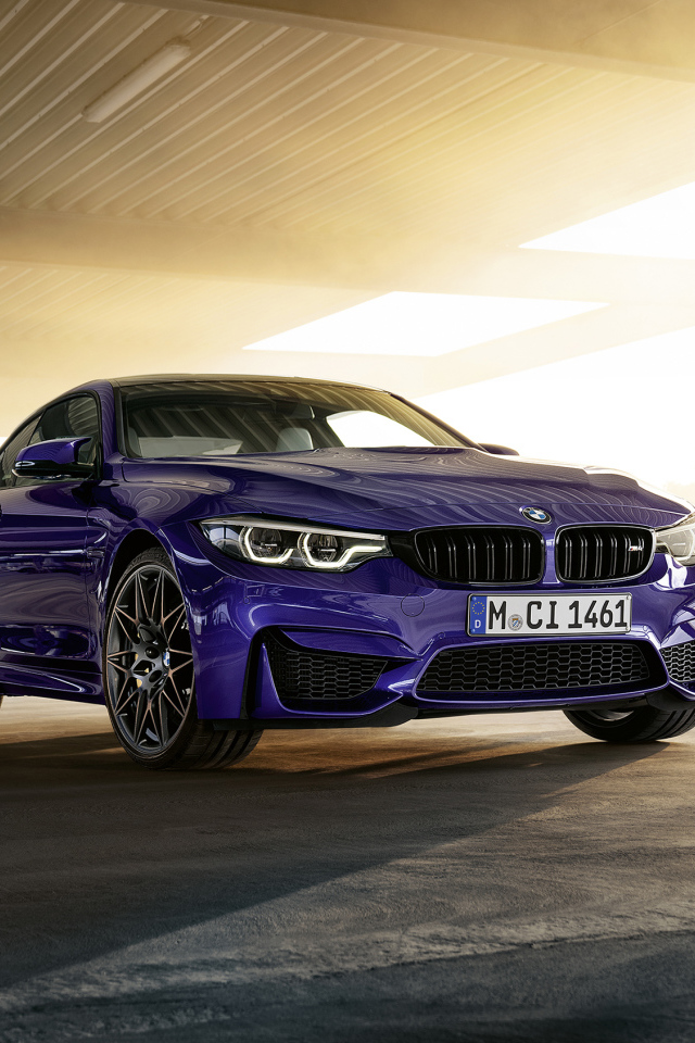 Синий автомобиль BMW M4, 2019 года под мостом