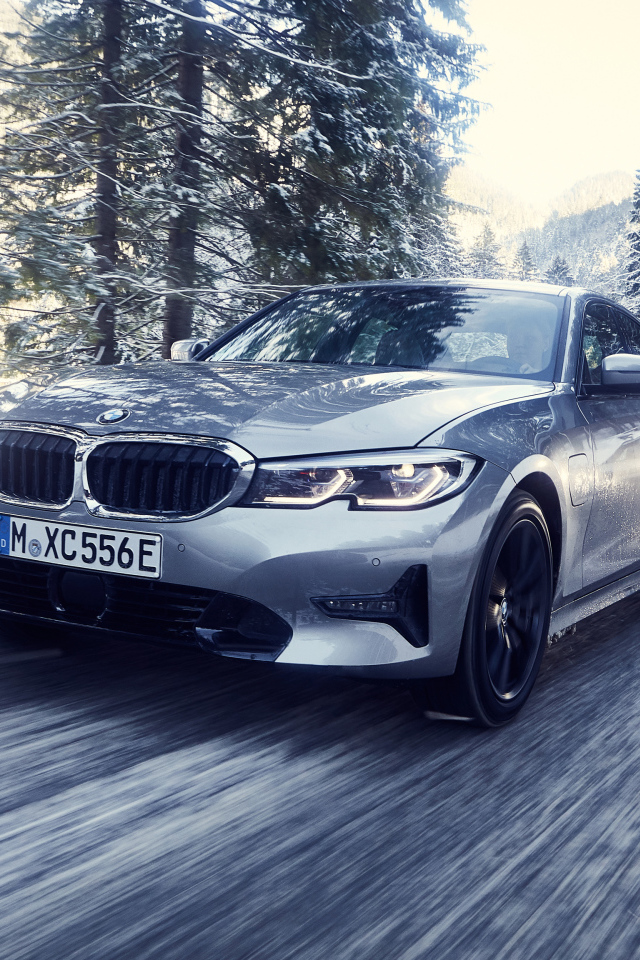 Серый автомобиль BMW 330e 2019 года на скользкой трассе